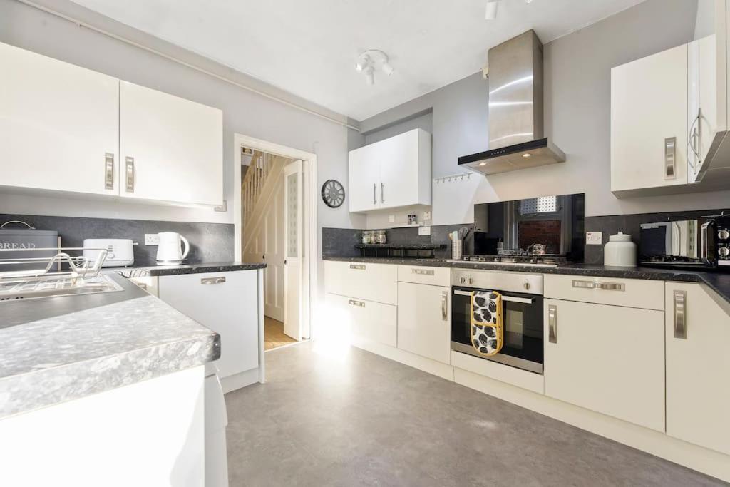 The Capstone Retreat - Beautiful Detached Family Home By Coastline Retreats, Arcade Machine, Parking, Bbq ボーンマス エクステリア 写真
