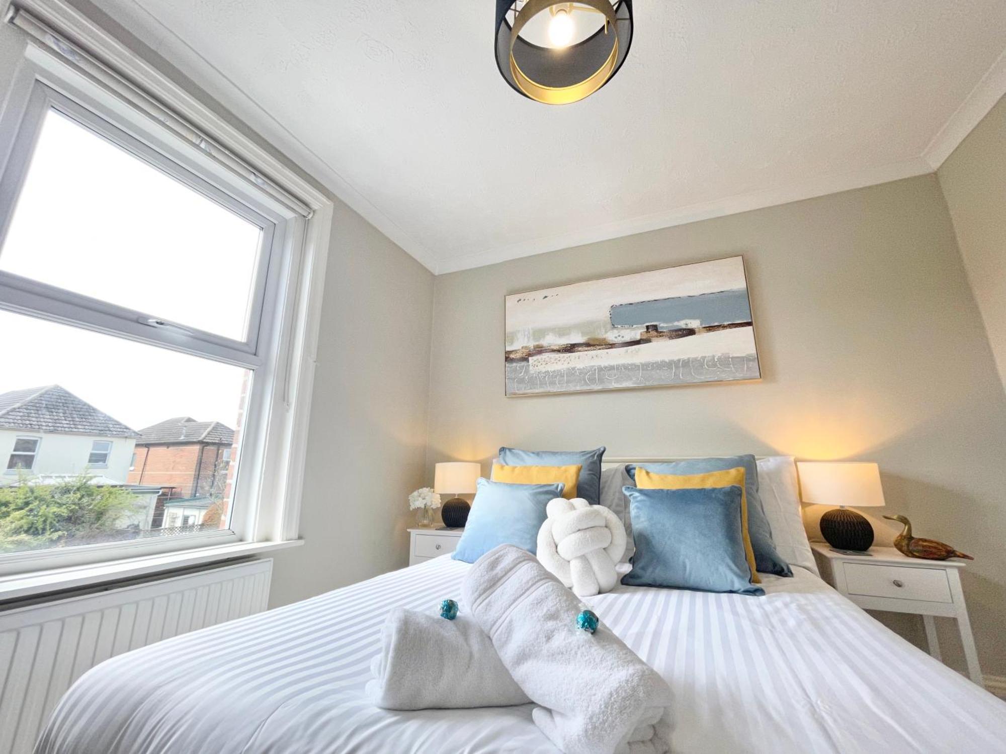 The Capstone Retreat - Beautiful Detached Family Home By Coastline Retreats, Arcade Machine, Parking, Bbq ボーンマス エクステリア 写真