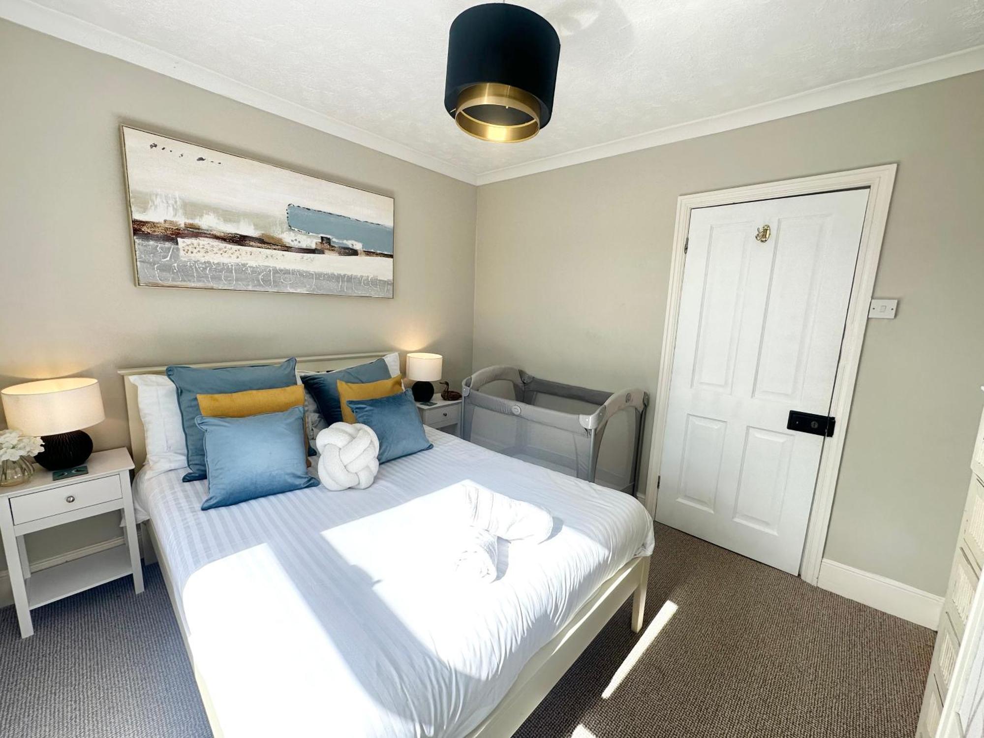 The Capstone Retreat - Beautiful Detached Family Home By Coastline Retreats, Arcade Machine, Parking, Bbq ボーンマス エクステリア 写真